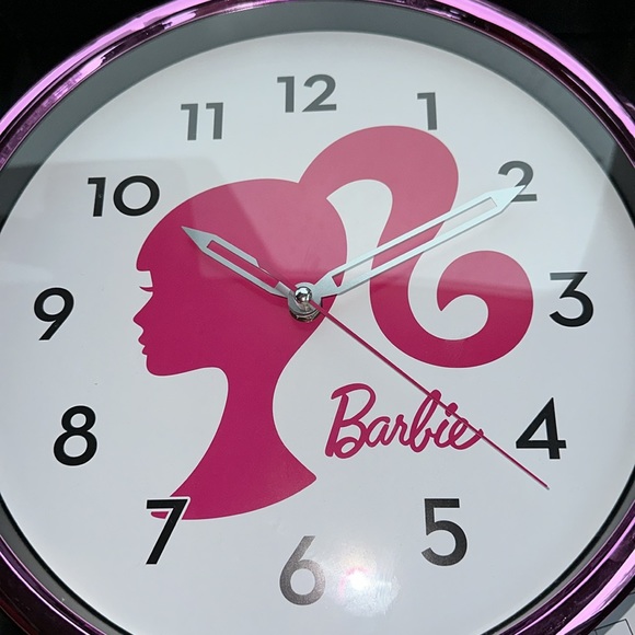 Barbie analog clock ⏰ - Picture 2 of 3
